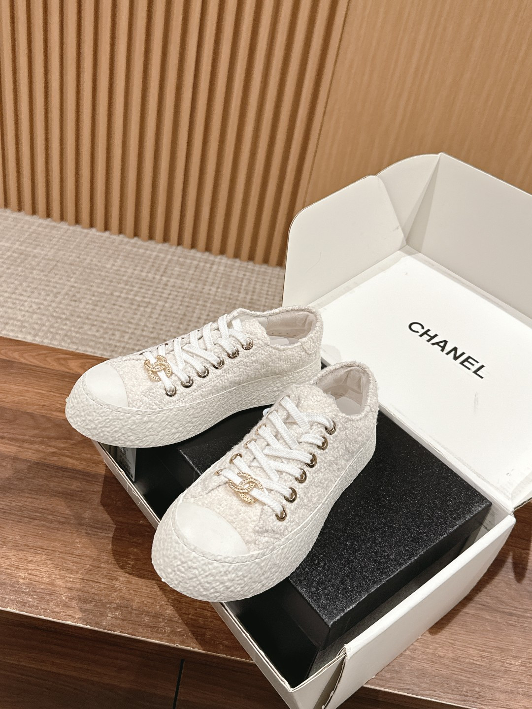 UA Ch**el SNEAKER