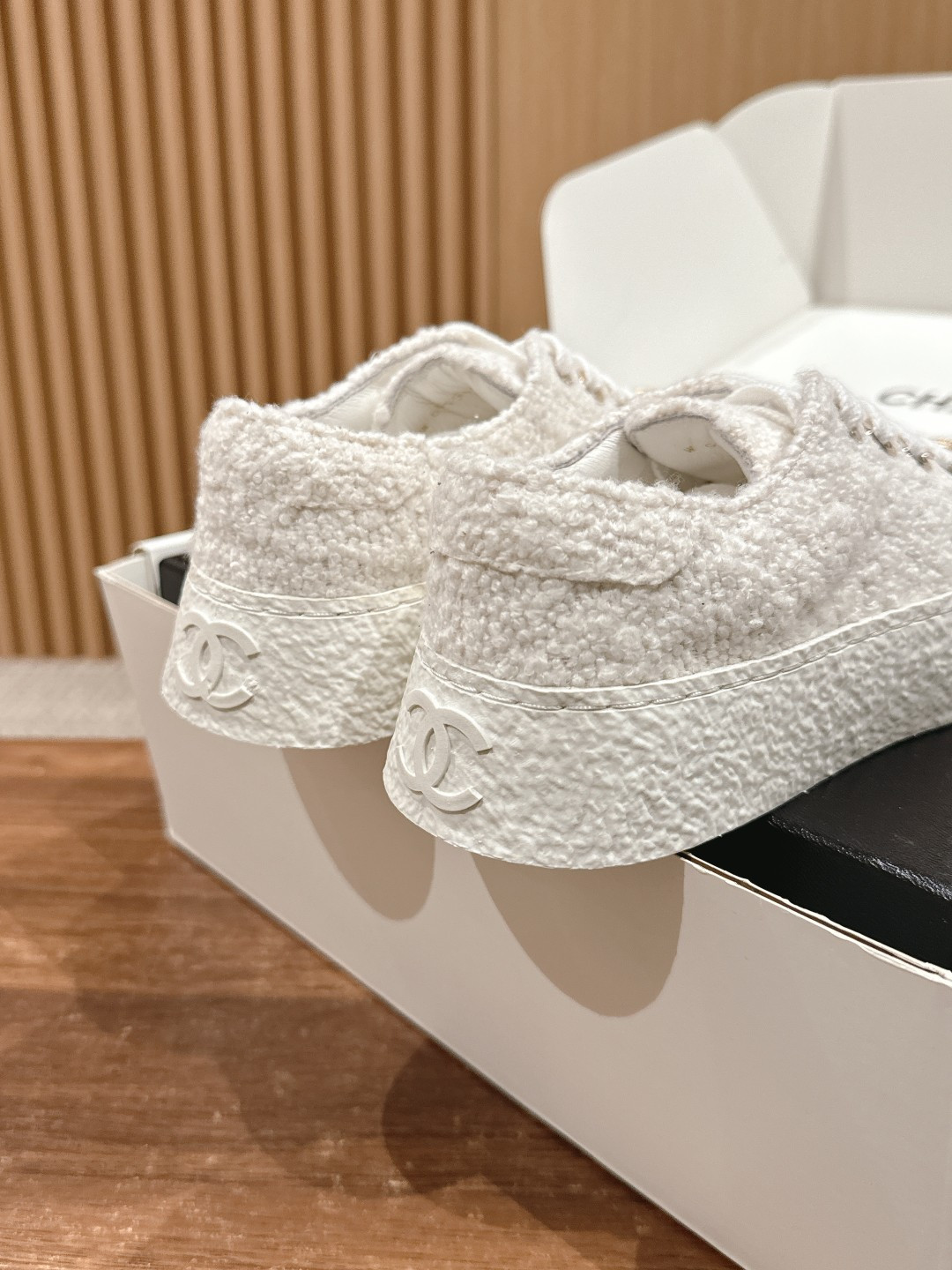 UA Ch**el SNEAKER