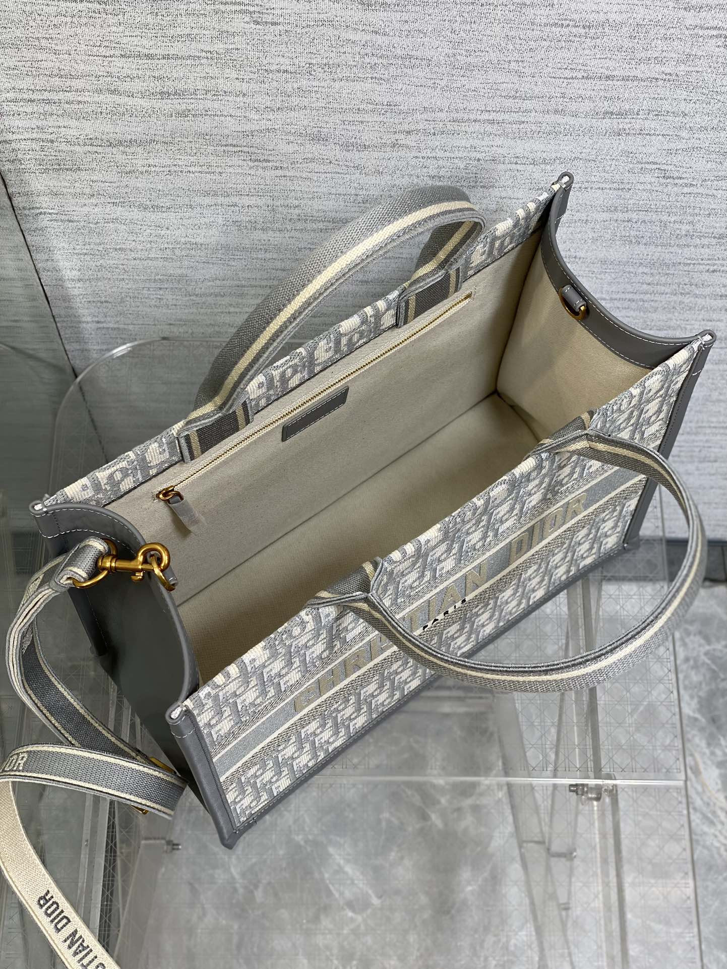D10r Medium D10r Book Tote Gray D10r Oblique Embroidery and Calfskin 36.5 x 28 x 17.5 cm