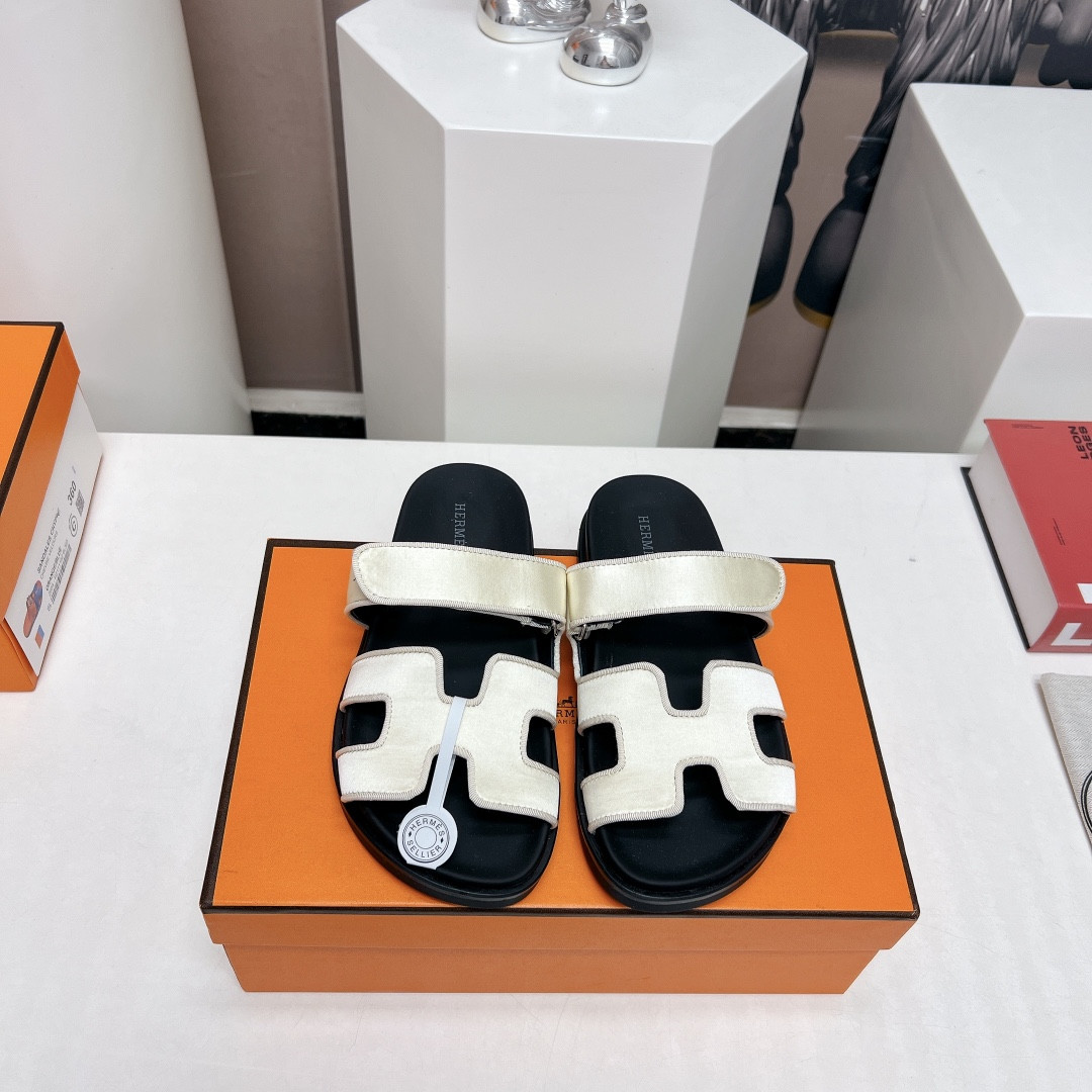 UA H**me5 Chypre sandal