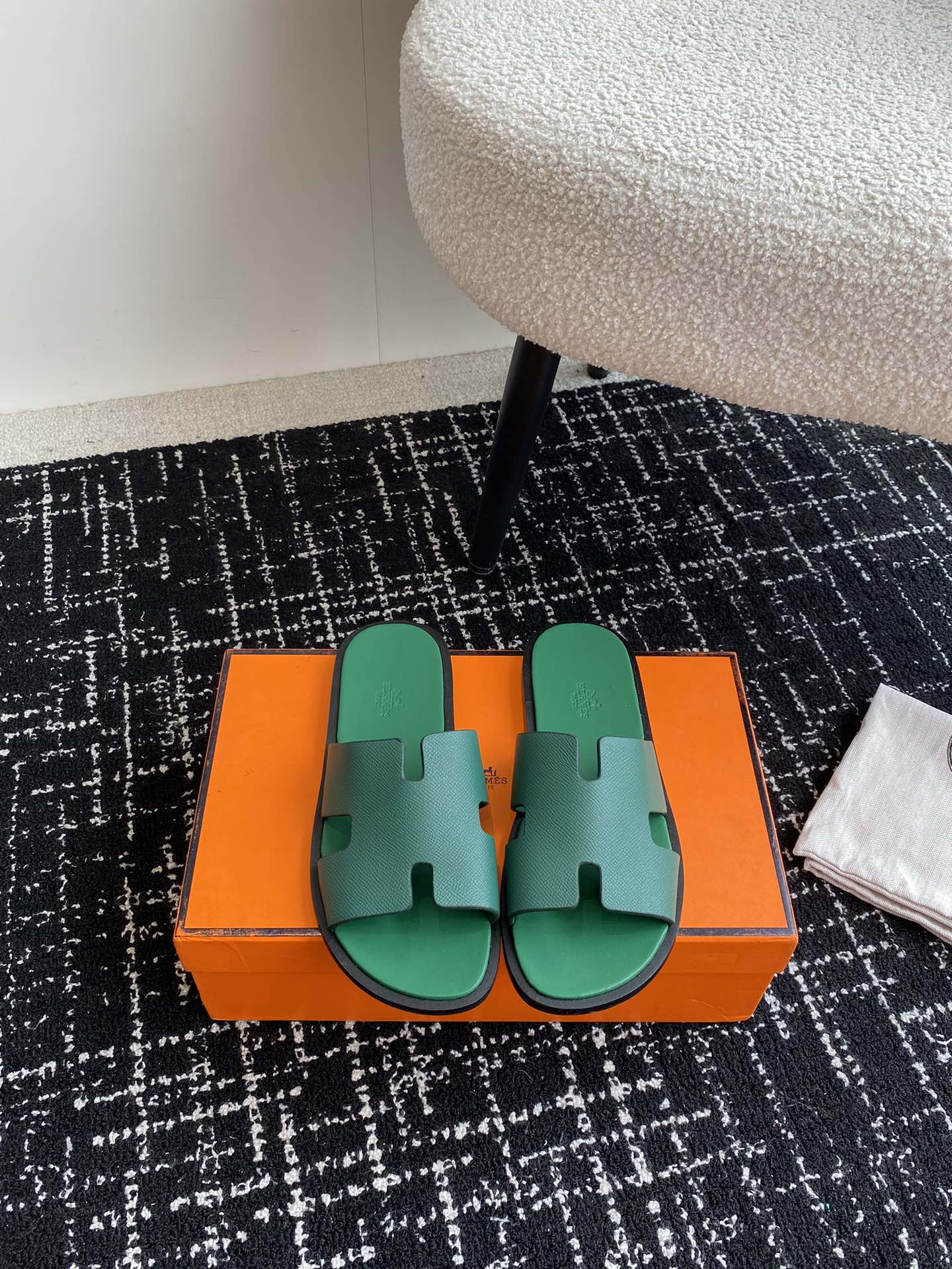 UA H**me5 Izmir sandal