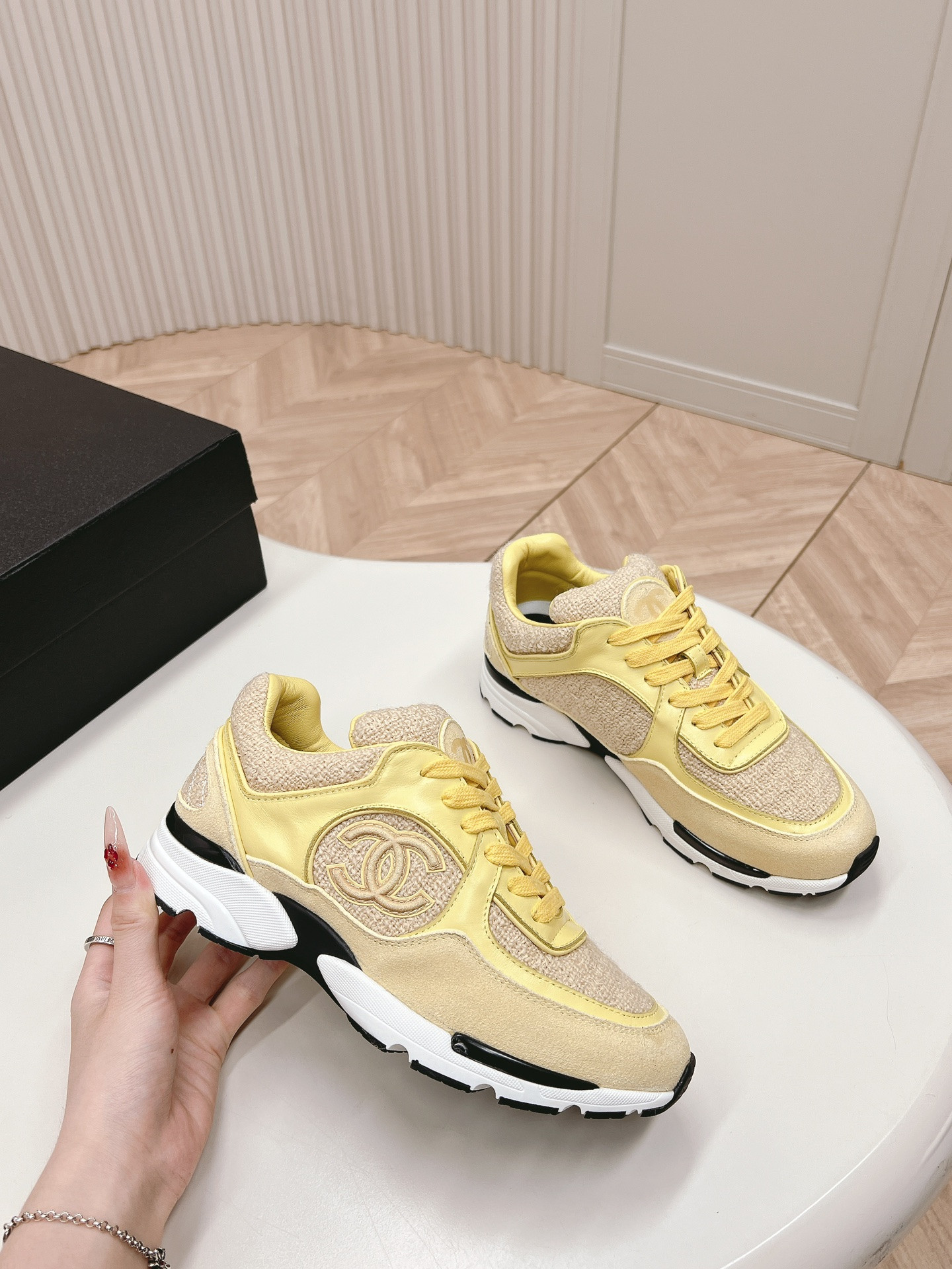 UA Ch**el SNEAKER