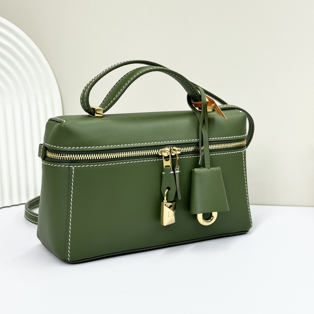 L0r0 P1ana Extra Pocket L19 Smooth Calfskin 11 x 19 x 6.5 cm