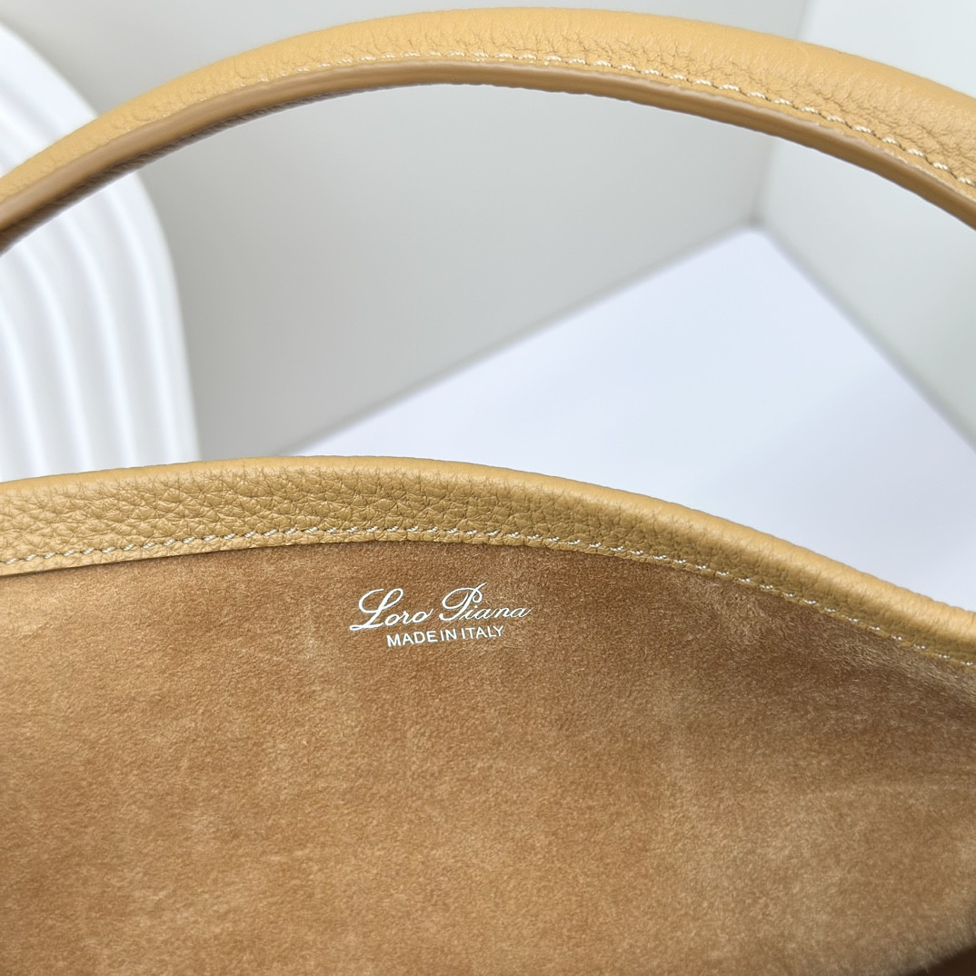 L0r0 P1ana Large Bale Bag Grained Calfskin 24 x 20 x 27 cm