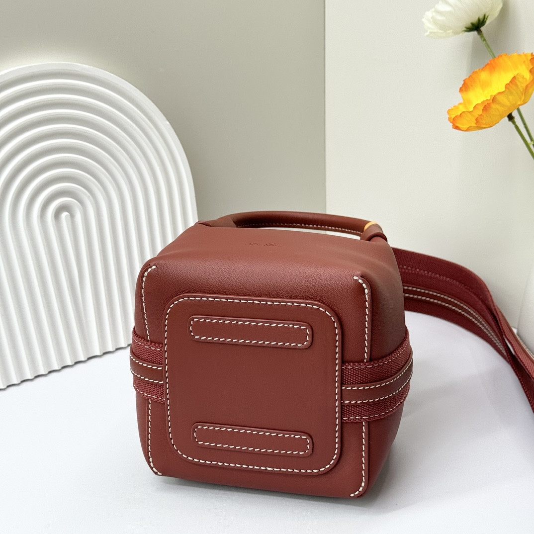 L0r0 P1ana Micro Bale bag Smooth Calfskin 23 x 16 x 14 cm