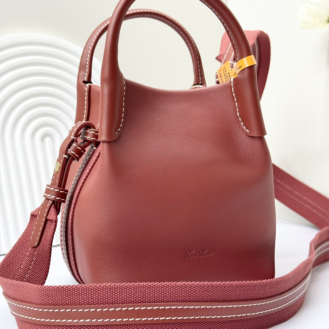 L0r0 P1ana Micro Bale bag Smooth Calfskin 23 x 16 x 14 cm