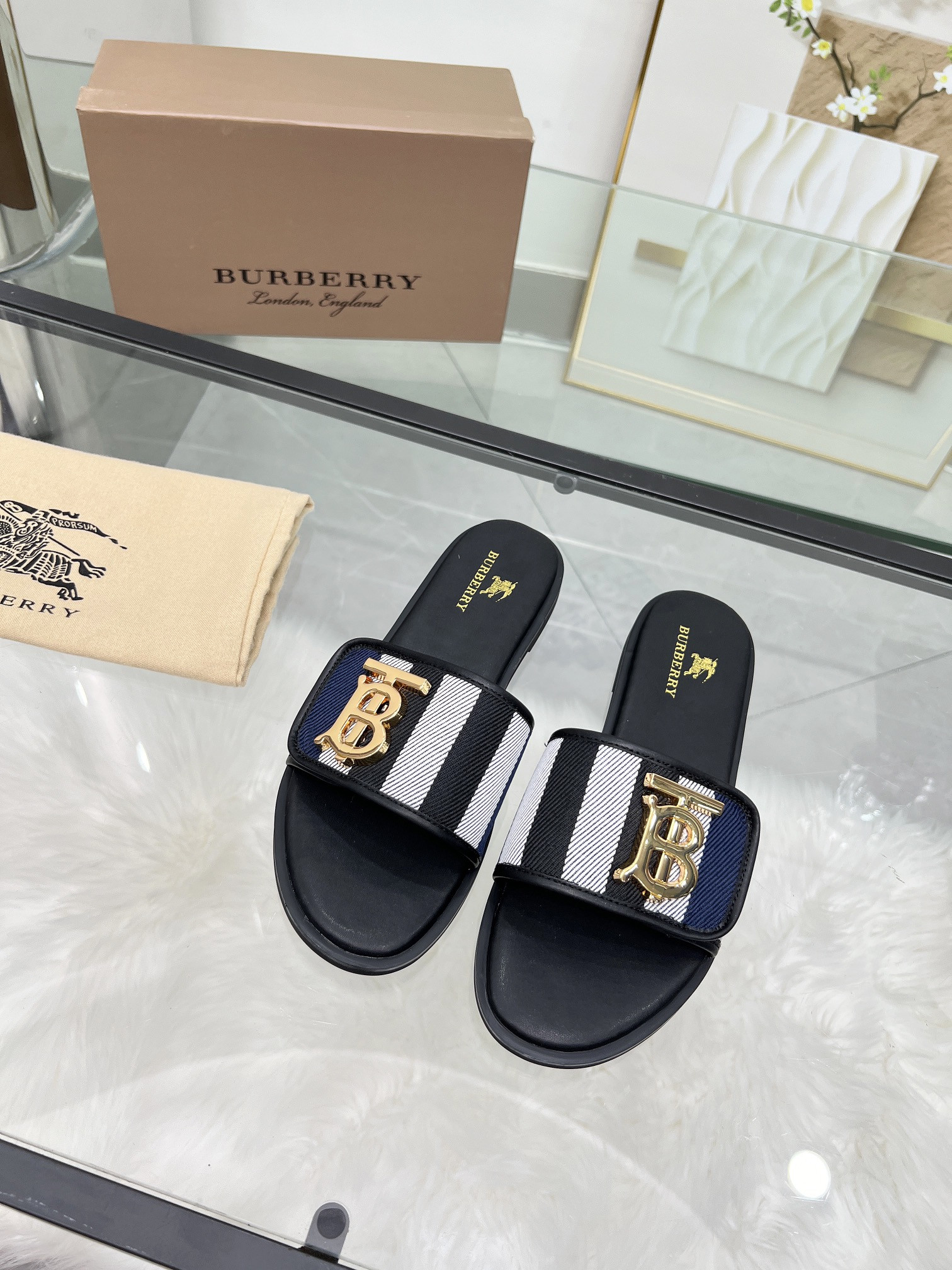 UA Bv*b*rry Slides