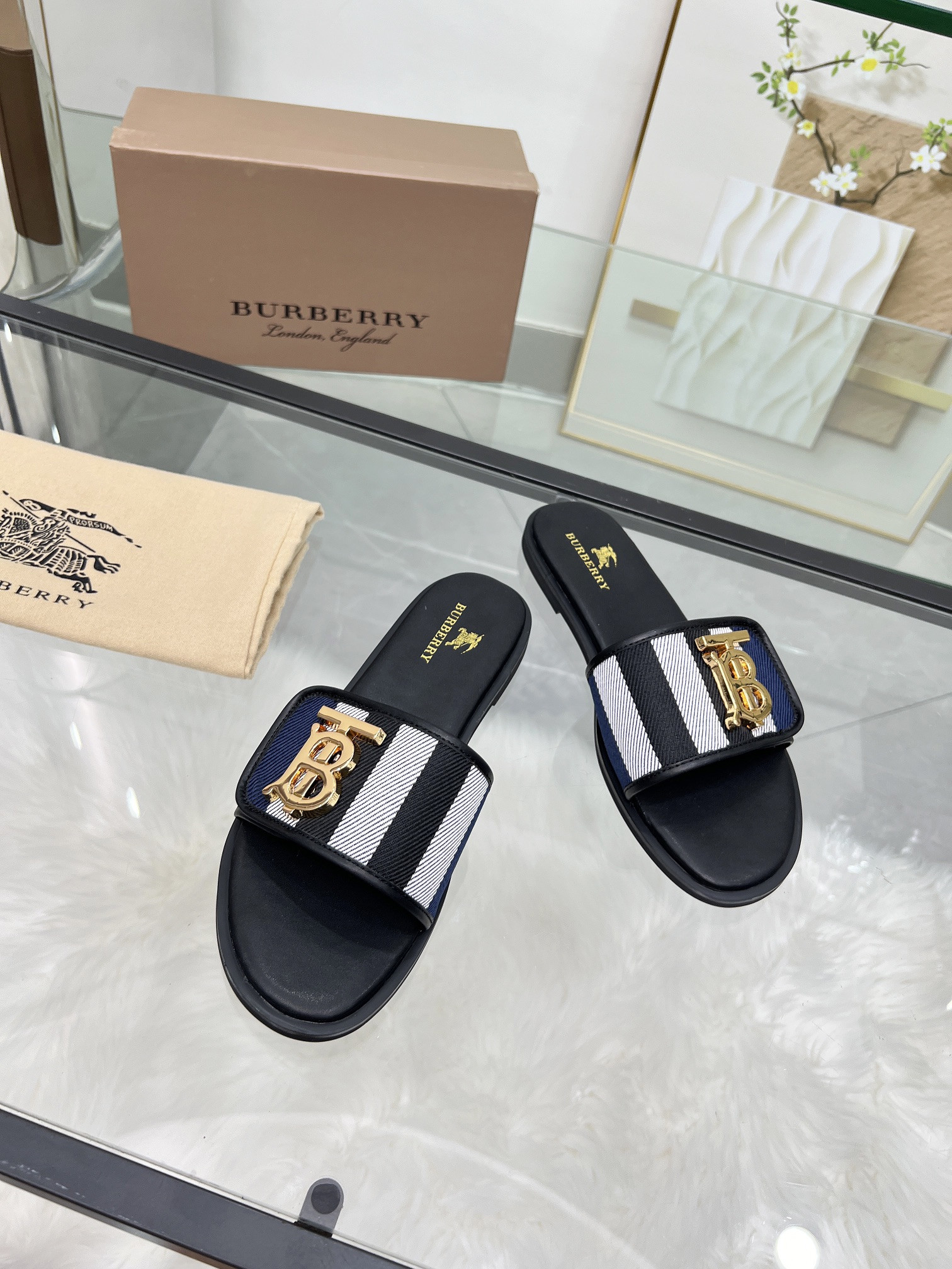 UA Bv*b*rry Slides