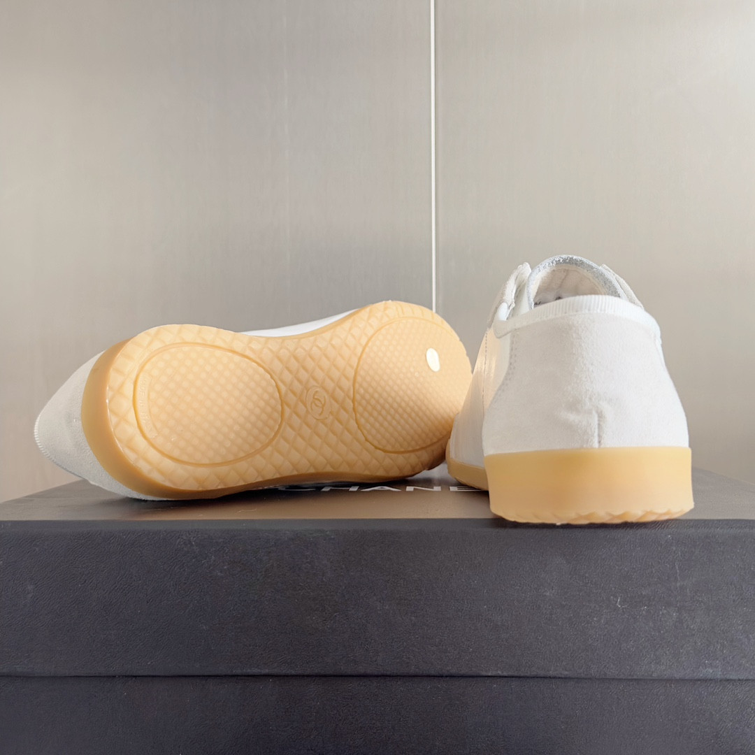UA Ch**el SNEAKER