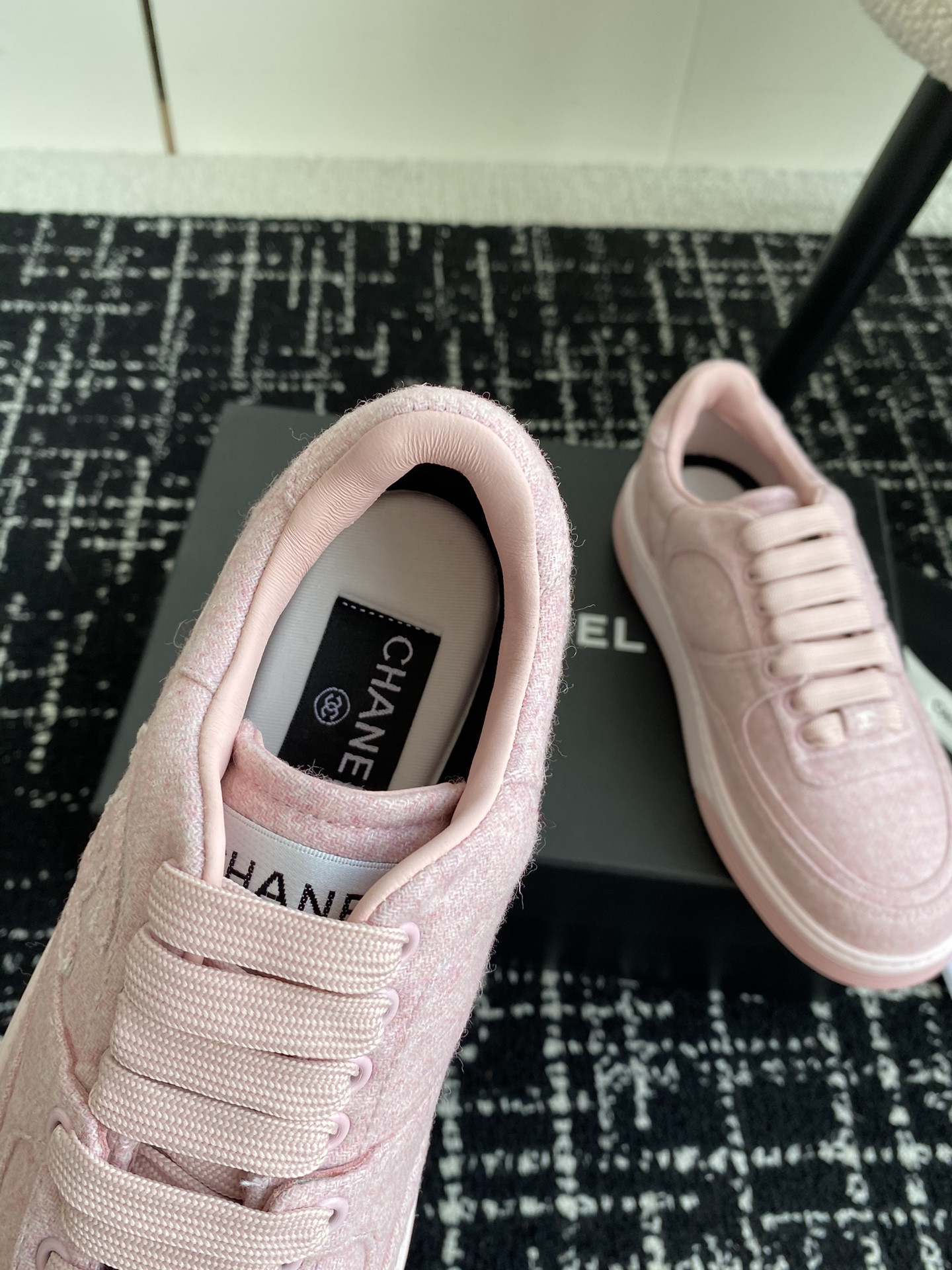 UA Ch**el SNEAKER