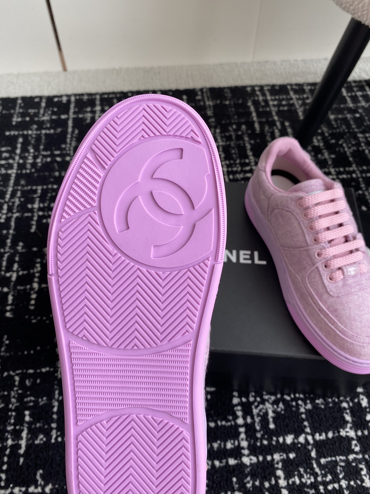 UA Ch**el SNEAKER