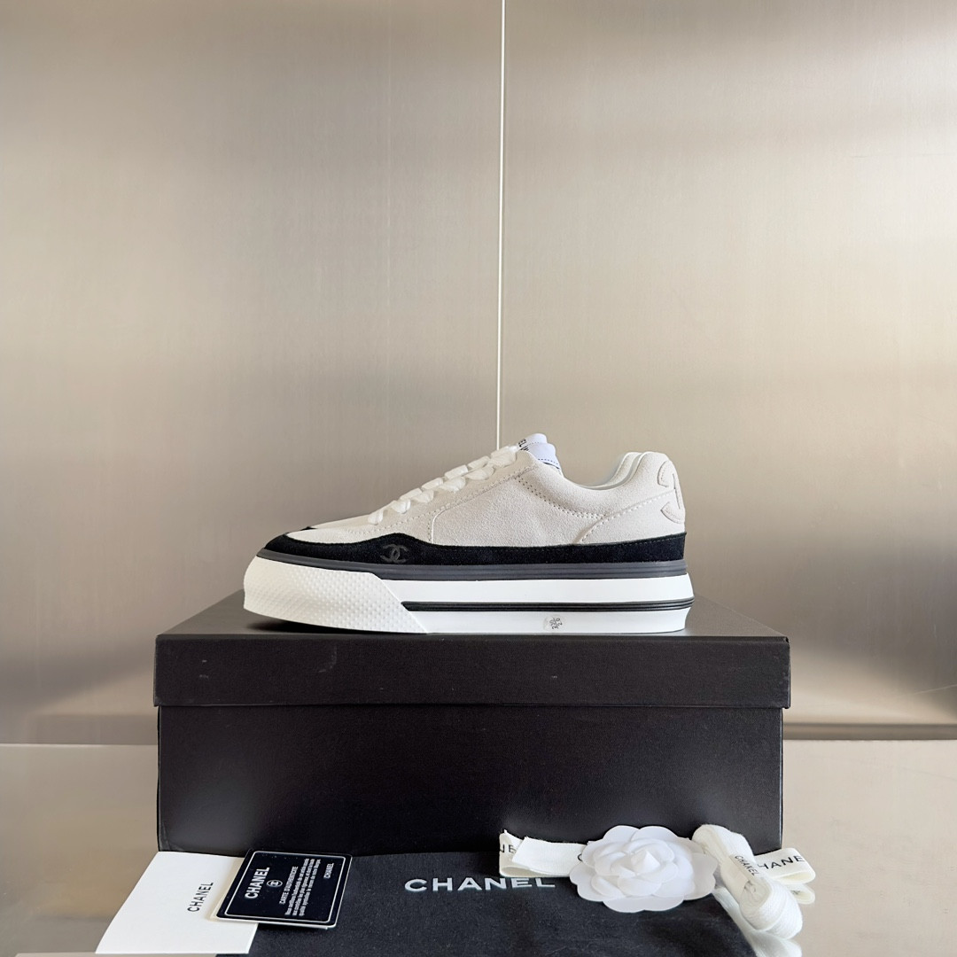 UA Ch**el SNEAKER