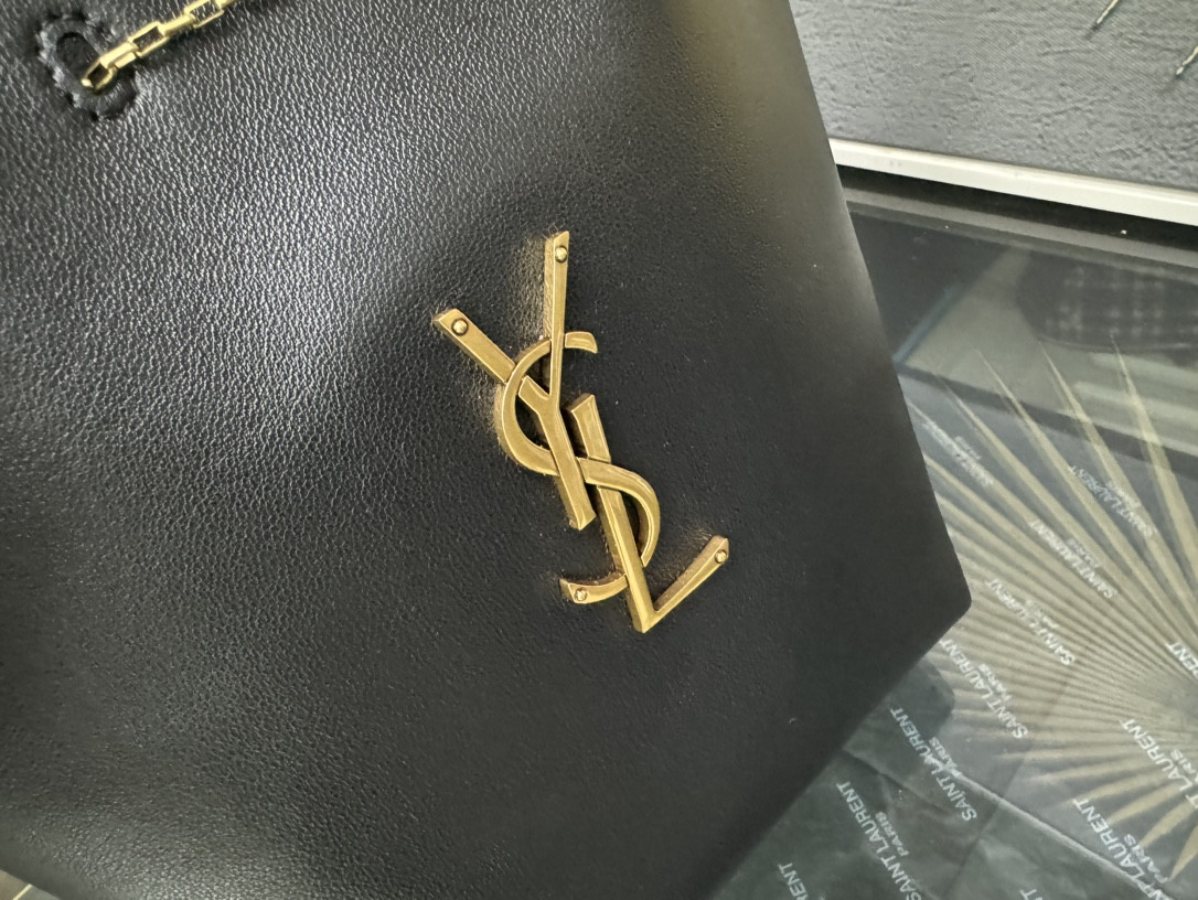 Y51 POCHON in lambskin 20x24x3cm