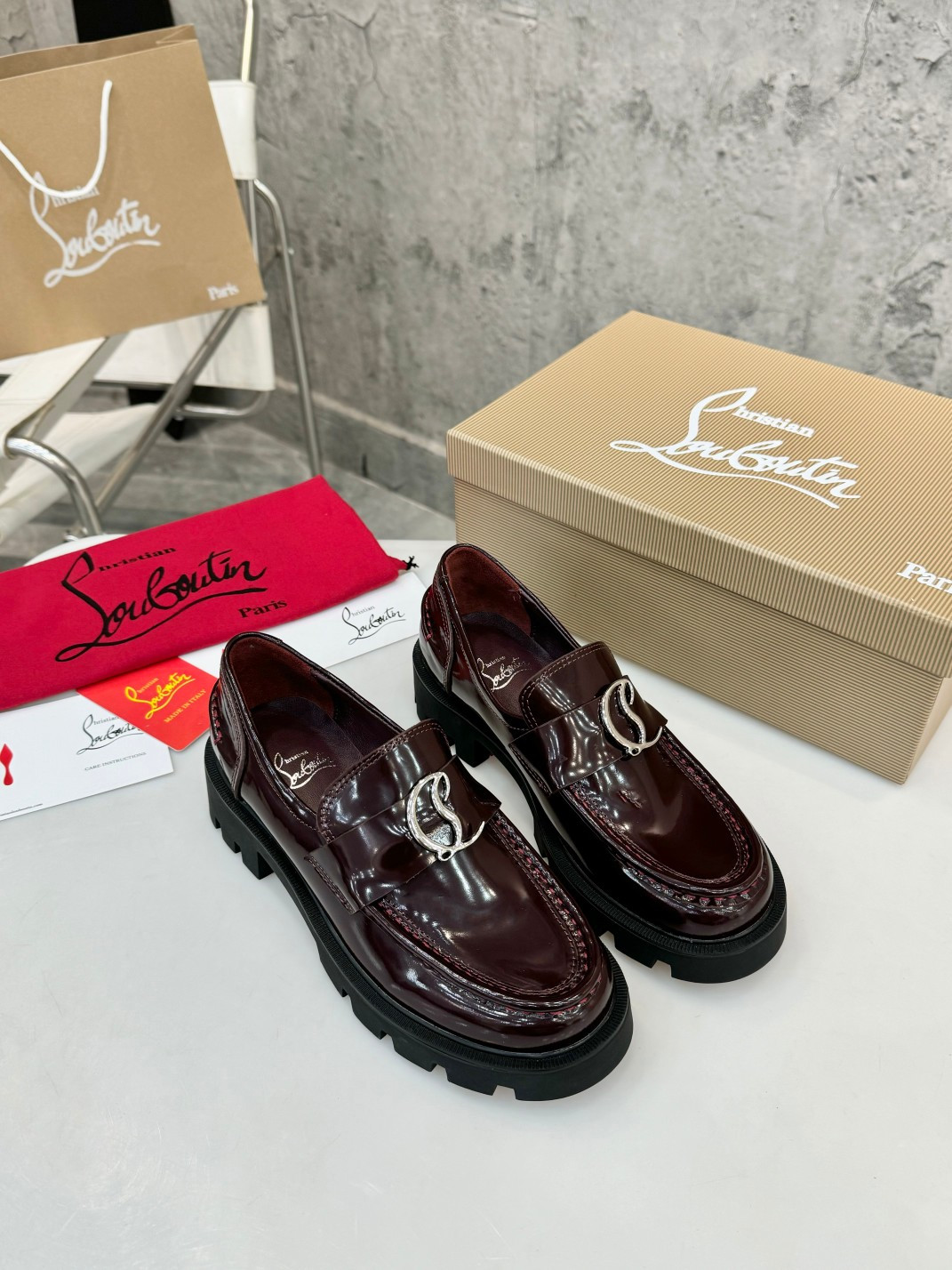 UA Chr1st1an Louboutin(CL) logo design,the latest runway version of the red-soled shoes