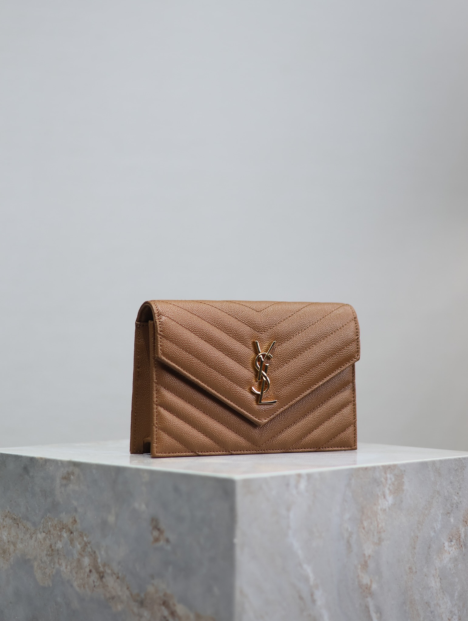 Y51 Cassandra WOC envelope chain wallet in grained poudre leather 19 x 12.5 x 3.5 cm