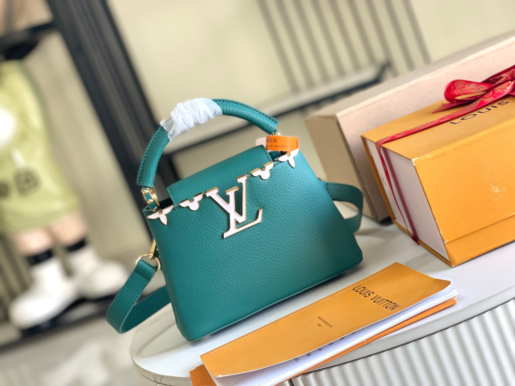 LV  Capucines Flower Crown M23766 Taurillon  21x14x8cm