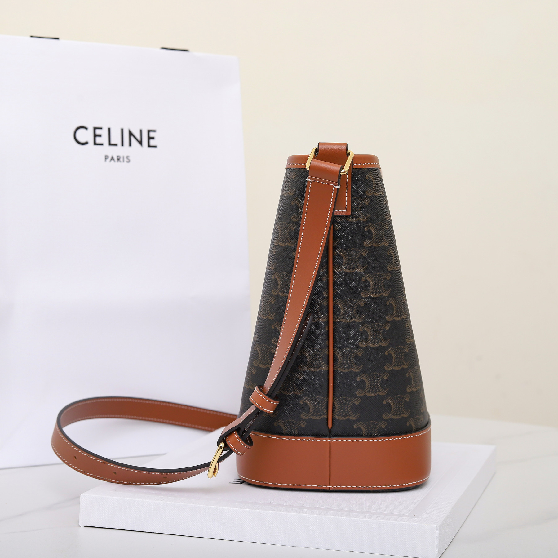 Ce1i*e SMALL BUCKET IN TRIOMPHE CANVAS AND CALFSKIN 191442 30x22x13cm