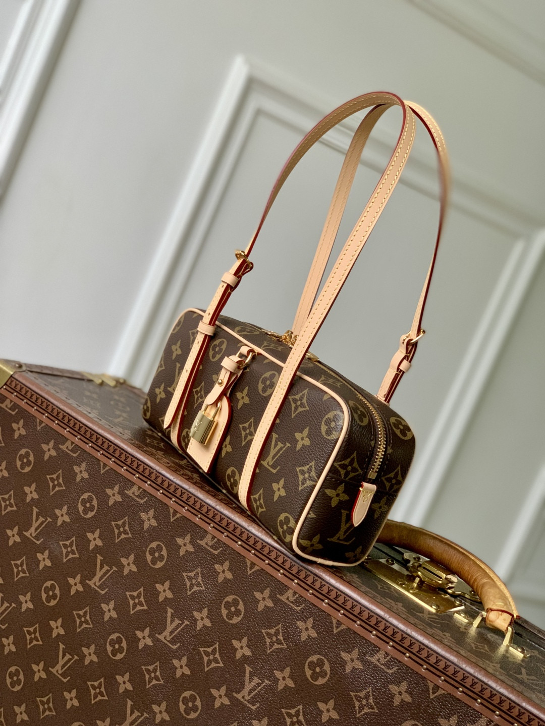 LV Hang On M47031 26x11.5x6.5cm