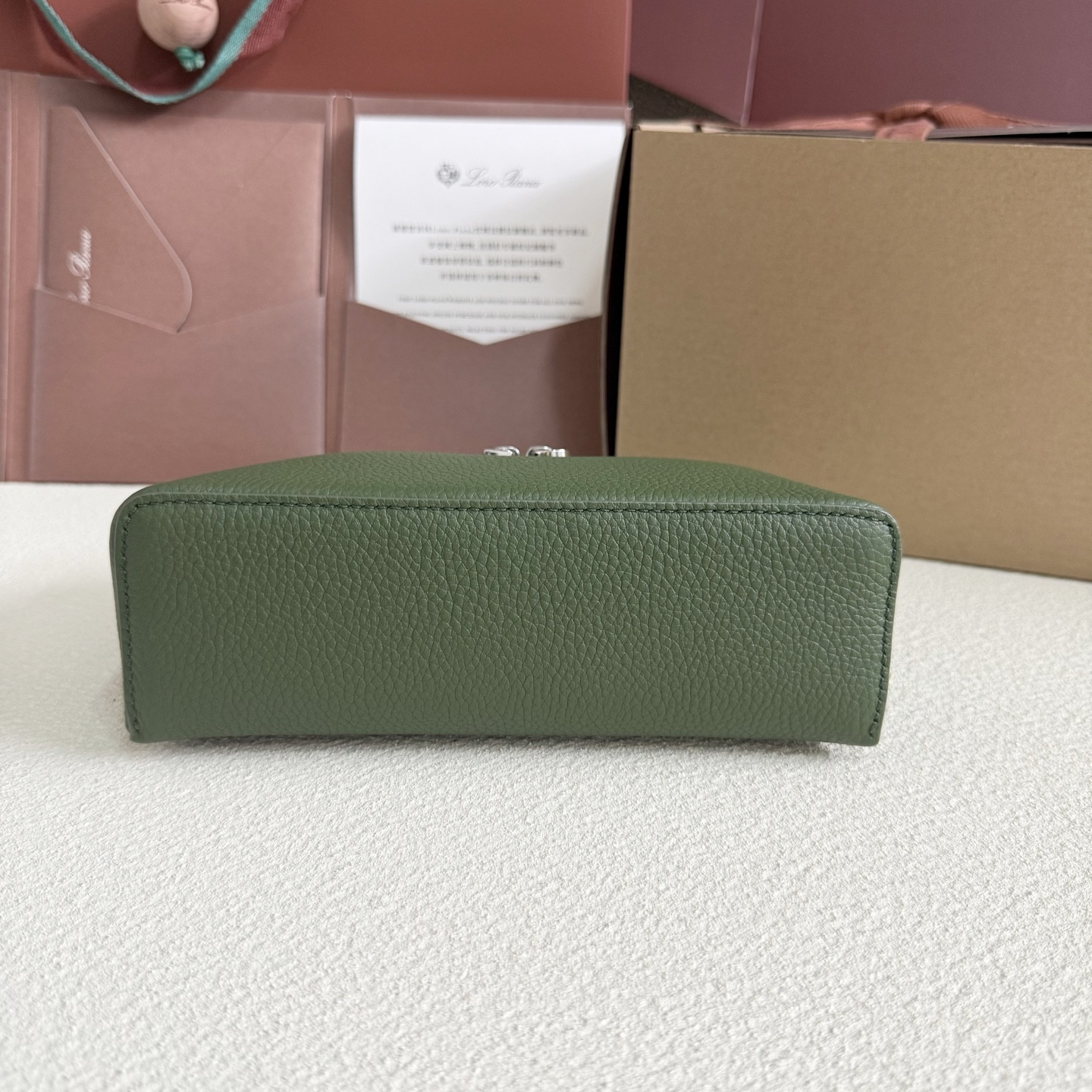 L0r0 P1ana Extra Pocket L19 Grained Calfskin 11 x 19 x 6.5 cm