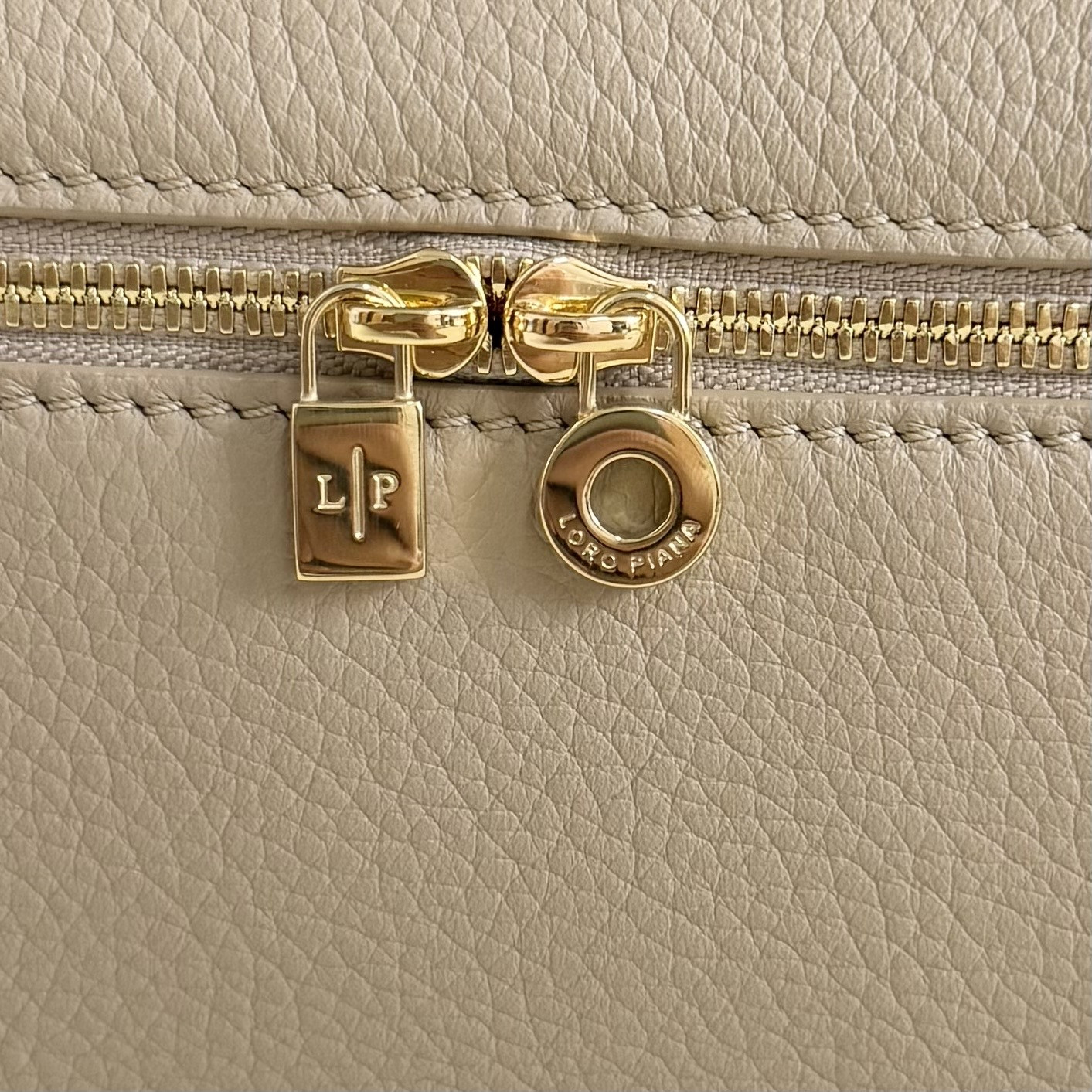 L0r0 P1ana Extra Pocket L19 Grained Calfskin 11 x 19 x 6.5 cm