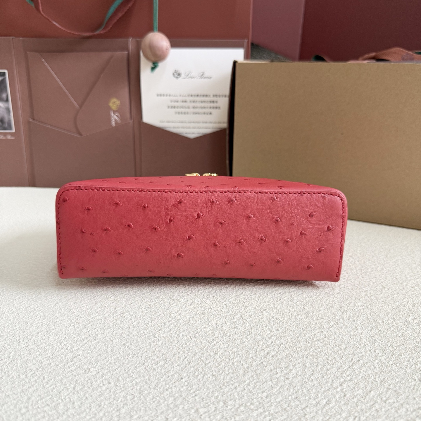 L0r0 P1ana Extra Pocket L19 Ostrich-grained Leather 11 x 19 x 6.5 cm