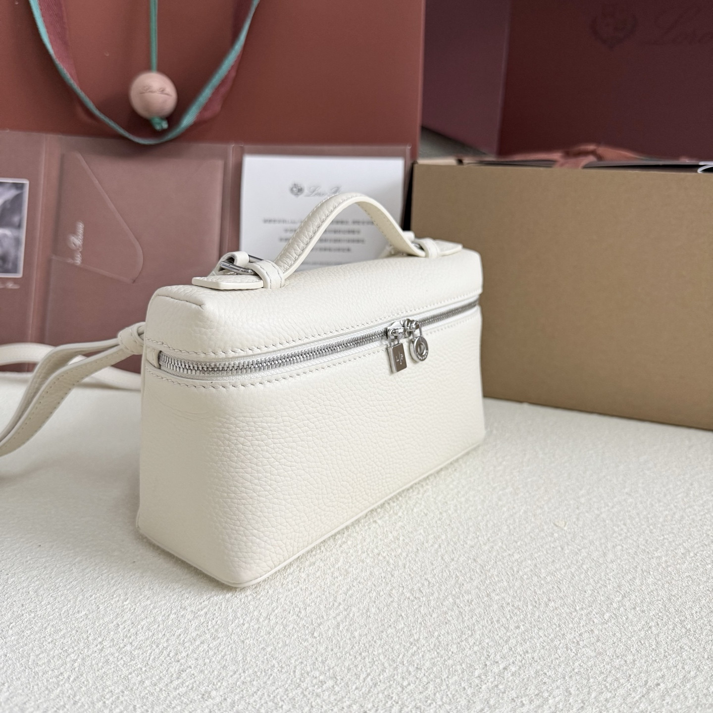 L0r0 P1ana Extra Pocket L19 Grained Calfskin 11 x 19 x 6.5 cm