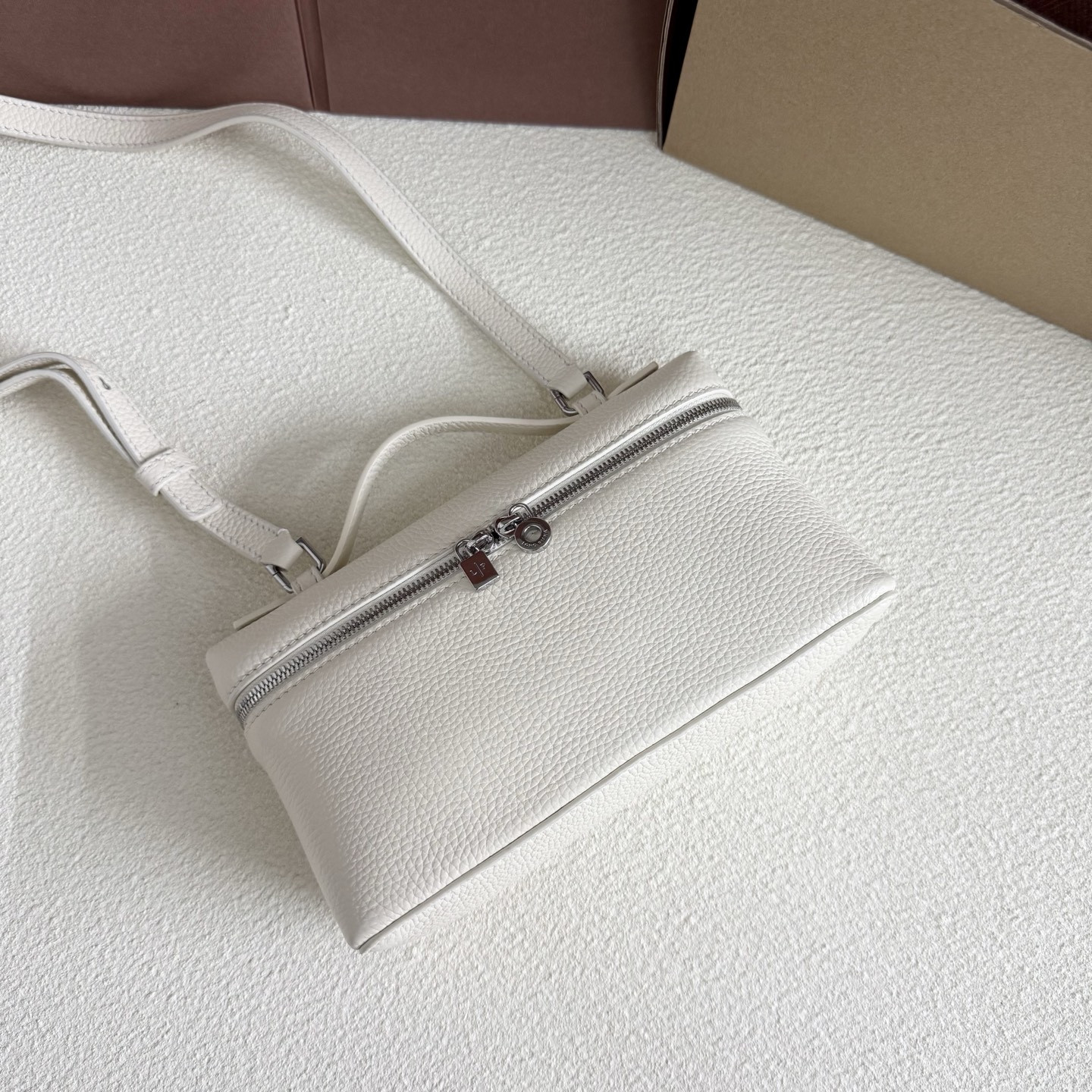 L0r0 P1ana Extra Pocket L19 Grained Calfskin 11 x 19 x 6.5 cm