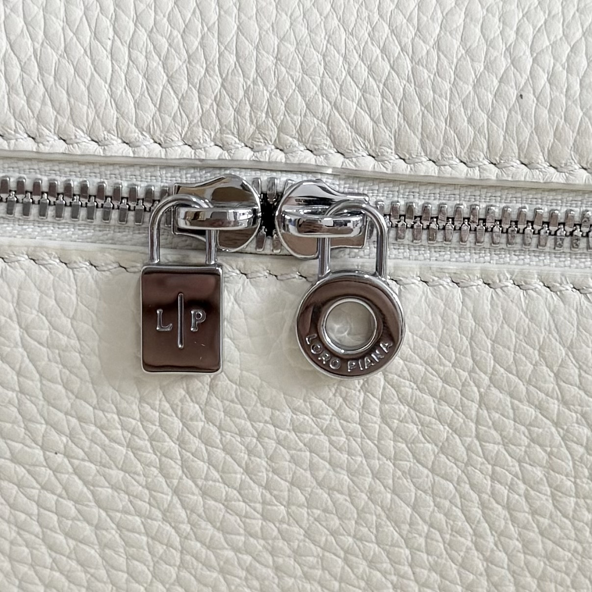 L0r0 P1ana Extra Pocket L19 Grained Calfskin 11 x 19 x 6.5 cm