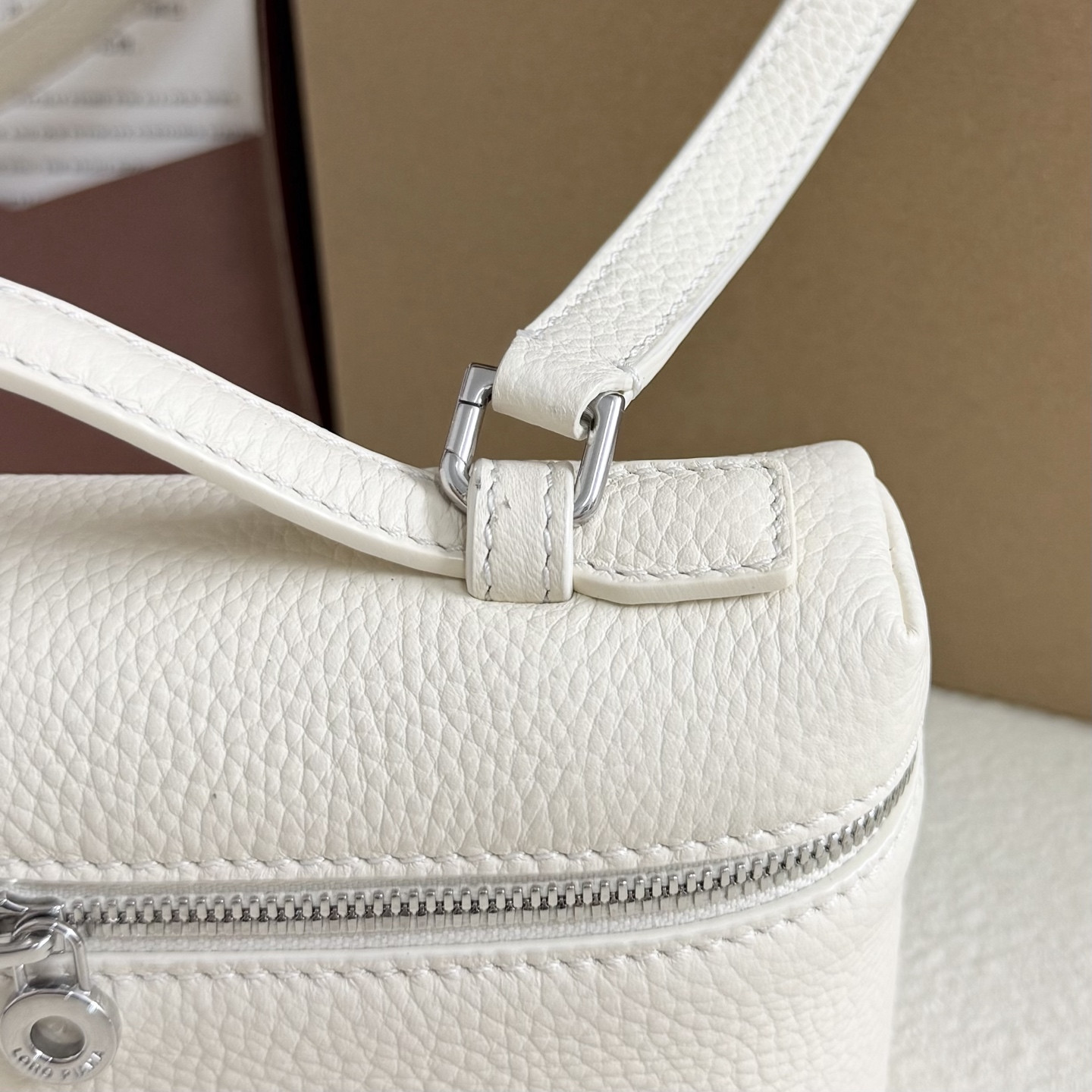 L0r0 P1ana Extra Pocket L19 Grained Calfskin 11 x 19 x 6.5 cm