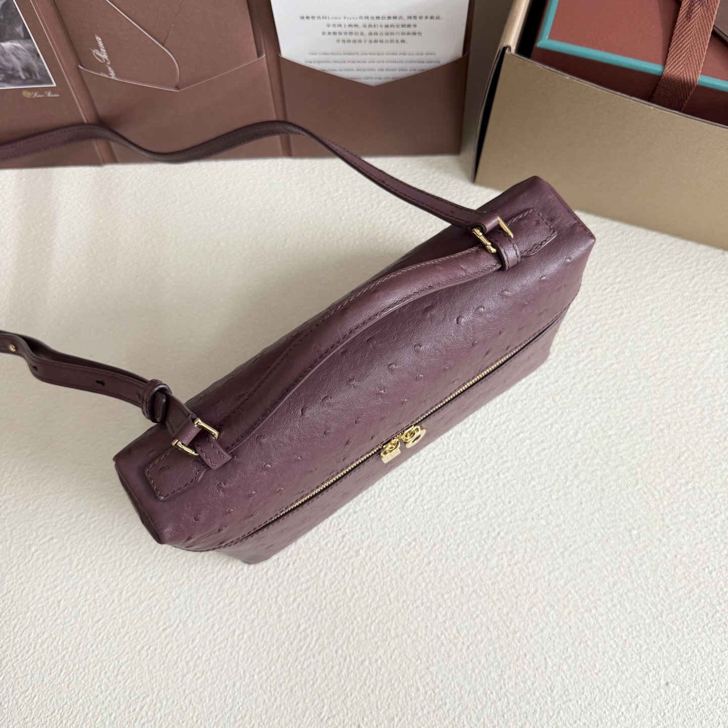 L0r0 P1ana Extra Pocket L27 Ostrich-grained Leather 16x27x10cm