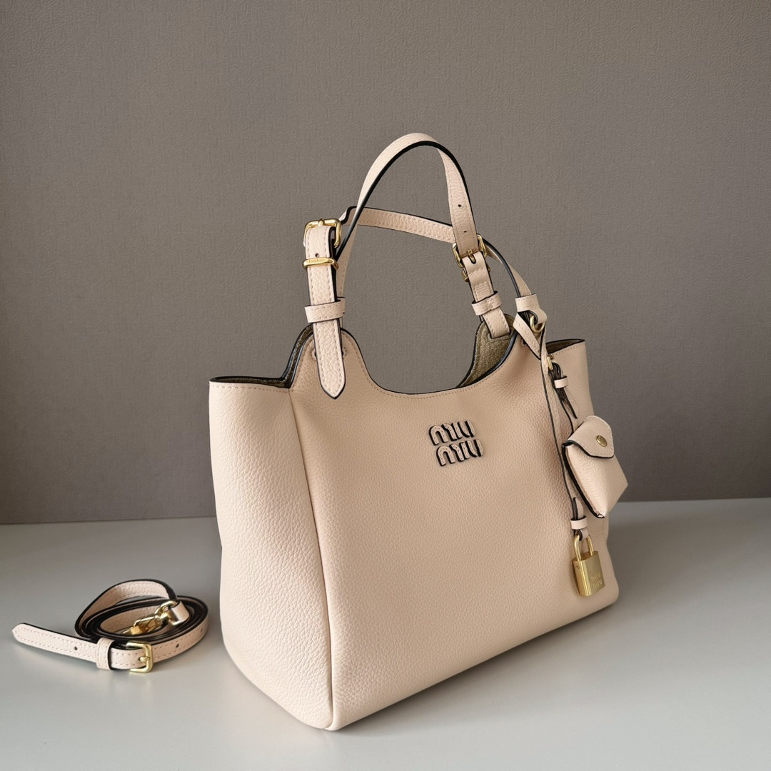 M1v M1v leather handbag 20x25.5x13cm