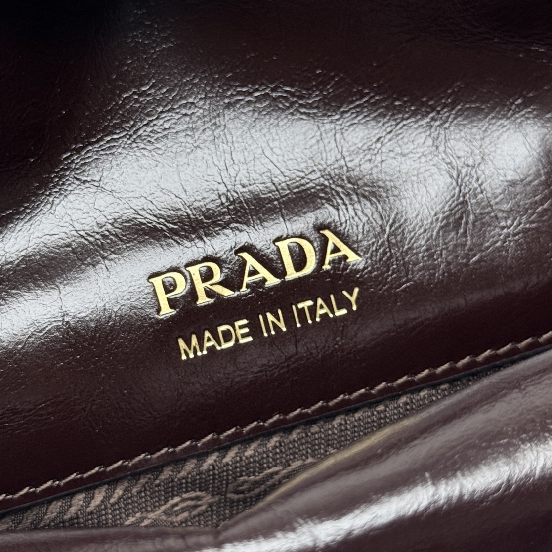 Pra*a Leather Shoulder Bag 13x22x8cm