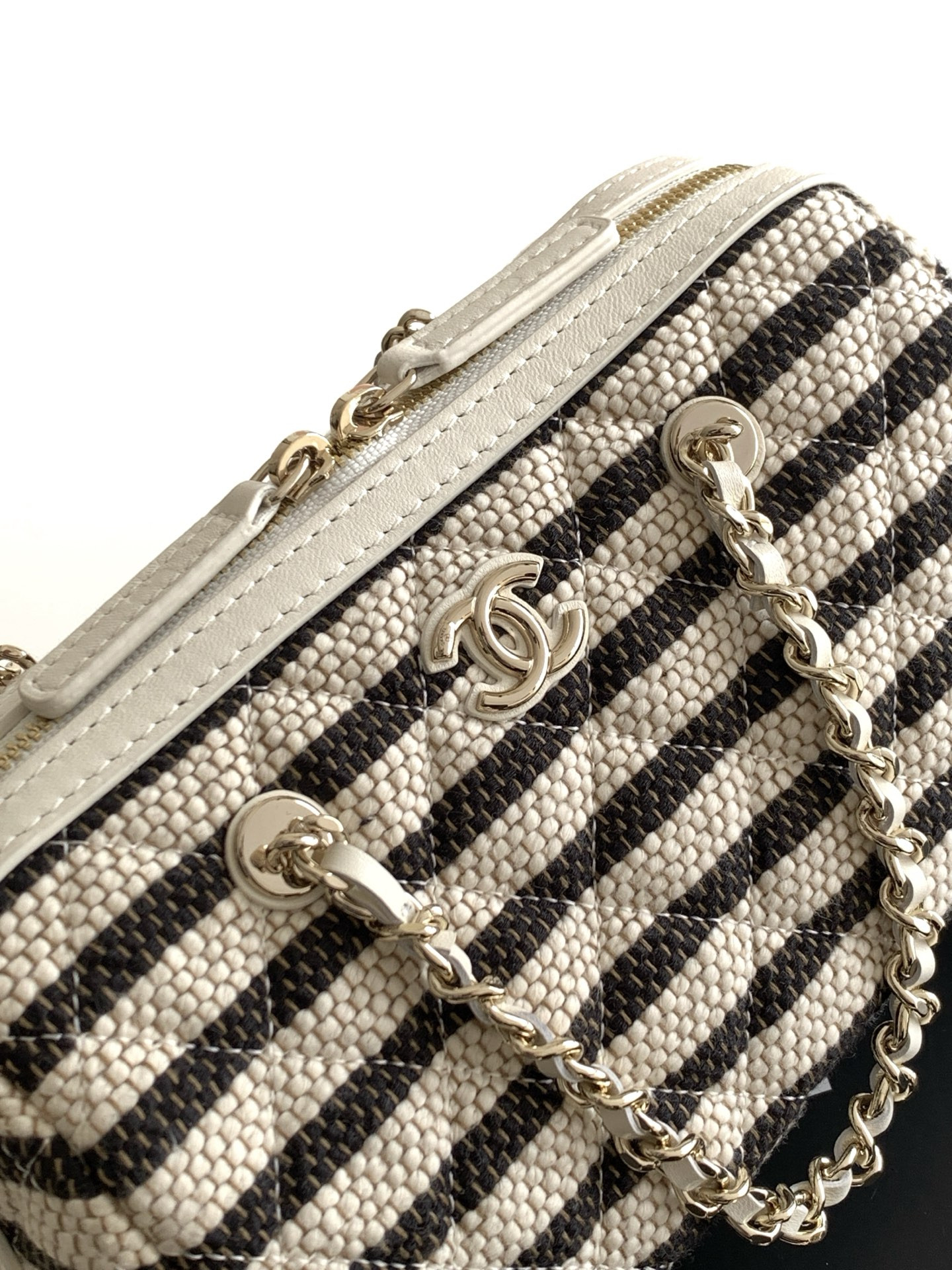 Chanel Clutch with Chain 11.5x18.5x11cm