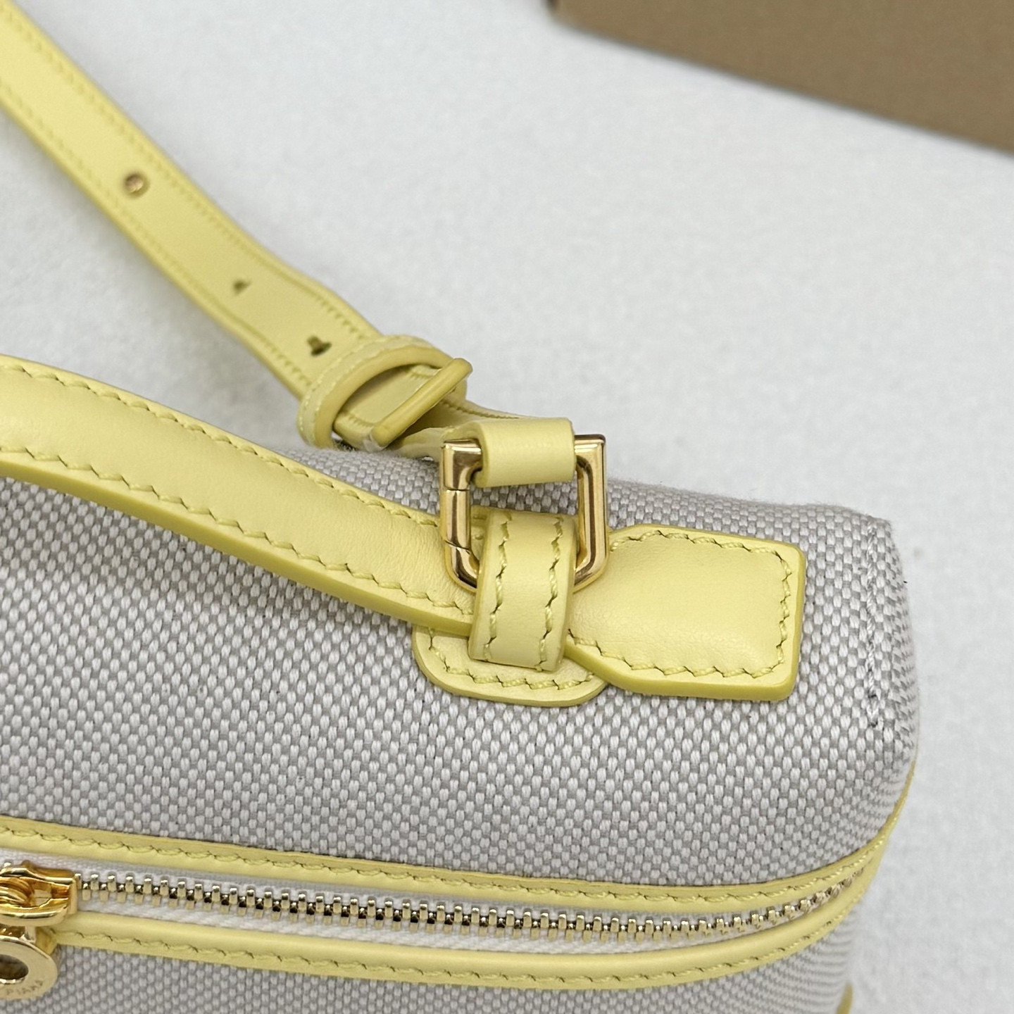 Loro Piana Extra Pocket L19 11 x 19 x 6.5 cm