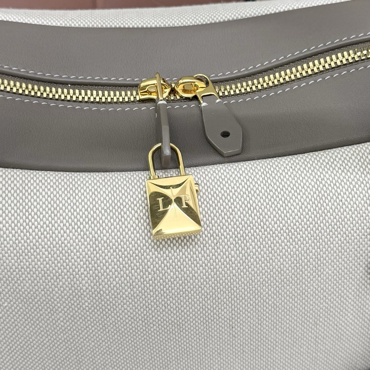 Loro Piana Needle 38x22x16cm